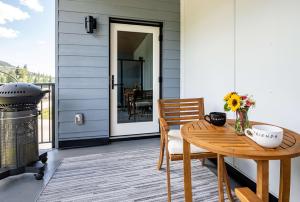 Μπαλκόνι ή βεράντα στο Separate Reality Retreat by Revelstoke Vacations