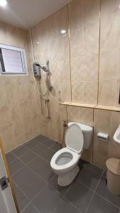 une petite salle de bain avec toilettes et lavabo dans l'établissement Bristol park 237, à Ban Huai Yai