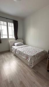 - une chambre blanche avec un lit dans une pièce dotée de fenêtres dans l'établissement Bristol park 237, à Ban Huai Yai 5 autres photos