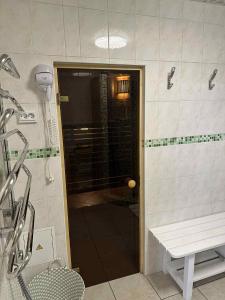 eine Dusche mit Glastür im Badezimmer in der Unterkunft Guest House Vilnius in Vilnius + 12 Fotos