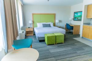 une chambre d'hôtel avec un lit, une table et des chaises dans l'établissement The Inn at Longwood Medical, à Boston 238 autres photos