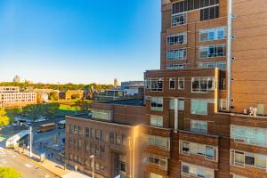 - une vue sur un bâtiment avec une rue dans l'établissement The Inn at Longwood Medical, à Boston