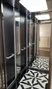 波兹南Le Cœur de la Ville的走廊铺有黑白瓷砖地板。