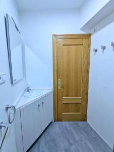 BlancaにあるCasa El Miradorのバスルーム(シンク、木製のドア付)
