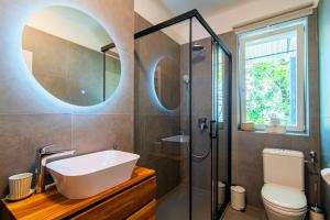 Un baño con lavabo, inodoro y espejo. en Flexible SelfCheckIns 94 - Zagreb - Studio Apartment - WIFI, en Zagreb