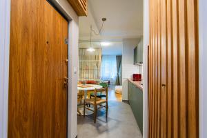 Una cocina con una mesa y un comedor. en Flexible SelfCheckIns 94 - Zagreb - Studio Apartment - WIFI, en Zagreb