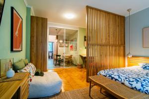 Un dormitorio con una cama y una sala de estar. en Flexible SelfCheckIns 94 - Zagreb - Studio Apartment - WIFI, en Zagreb