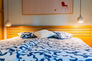 una cama con sábanas y almohadas azules y blancas en Flexible SelfCheckIns 94 - Zagreb - Studio Apartment - WIFI, en Zagreb 13 fotos más