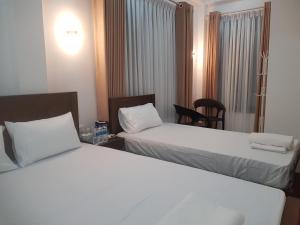 Postel nebo postele na pokoji v ubytování Blackthorn Hotel