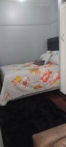 Postel nebo postele na pokoji v ubytování Bulawayo CBD flat