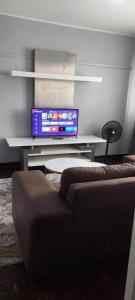 TV a/nebo společenská místnost v ubytování Bulawayo CBD flat