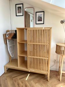 波兹南Le Cœur de la Ville的一个带镜子的房间里木书架 更多15张照片