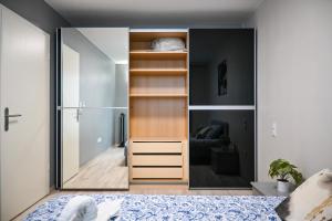 a bedroom with a closet with a mirror at Le Golden - Centre Ville - Accès Transports en Commun - Balcon Cosy - Commerces à Proximité in Schiltigheim