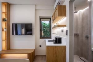 アスプロヴァルタにあるAliston Deluxe Living - Adults Onlyの小さなバスルーム(シンク、テレビ付)