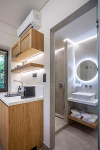 アスプロヴァルタにあるAliston Deluxe Living - Adults Onlyの洗面台と鏡のあるバスルーム