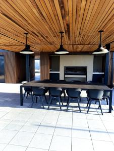 a large dining room with a large table and chairs at Hermoso Departamento en alquiler, Edificio Agora I, Villa Rosa in La Lonja