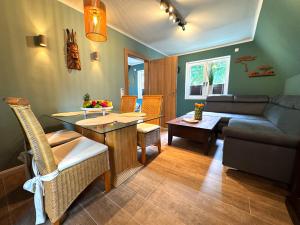 ein Wohnzimmer mit Sofa und Tisch in der Unterkunft Afrika in Itzehoe