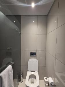 ein Badezimmer mit einer weißen Toilette und einem Waschbecken in der Unterkunft ADM Luxury Apartment in Sandton in Johannesburg