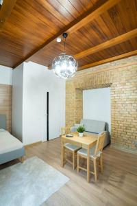 ein Wohnzimmer mit Tisch und Couch in der Unterkunft Riverside Vilnius in Vilnius
