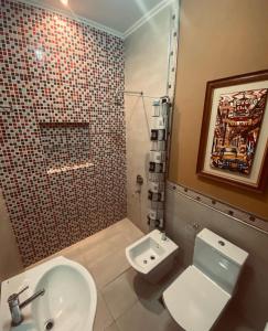 a bathroom with a sink and a toilet and a shower at Casa en Victoria Entre Rios - Casa Rocamora in Victoria