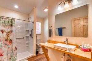 Η κουζίνα ή μικρή κουζίνα στο The Hummingbird Hideout Cabin Near Bryson City and Cherokee +42 φωτογραφίες