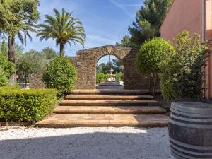 Κήπος έξω από το Chateau Maravenne