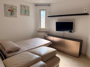 TV a/nebo společenská místnost v ubytování Appartamento al Mare