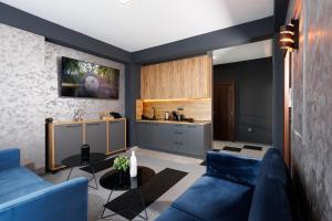 Η κουζίνα ή μικρή κουζίνα στο Nest Suites