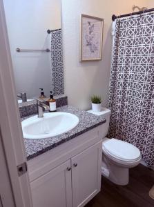 Ένα μπάνιο στο New house with large yard for dogs +6 φωτογραφίες