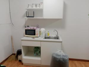 Kuchyň nebo kuchyňský kout v ubytování The Condo Hua Hin by yadaphi