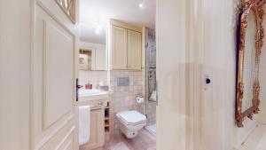 a bathroom with a toilet and a sink at Oener Reet in Kampen