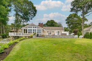 Un jardín fuera de Water-View Duplex with Sunroom and Decks in Mashpee!