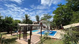 a house with a swimming pool in a yard at Rancho Radical in Aquidauana