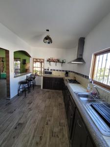 Η κουζίνα ή μικρή κουζίνα στο Casa Grande con Alberca en San Gaspar