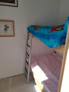 Un pat sau paturi într-o cameră la Maison avec jardin arboré