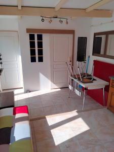 Maison avec jardin arboréにあるシーティングエリア +1枚の写真