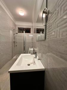 Ένα μπάνιο στο Barazani Garden House