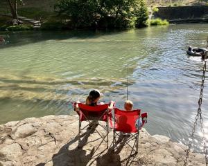 Výhled na řeku, která protéká v blízkosti hotelu