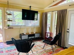 TV a/nebo společenská místnost v ubytování Tipis on the Guadalupe