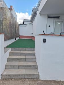 a stairway leading up to a house with a green floor at Appartement Confidence, Monteurwohnung in Bürstadt