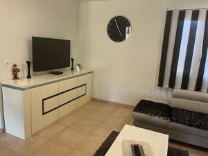 Μια τηλεόραση ή/και κέντρο ψυχαγωγίας στο Charming ground floor house with pool