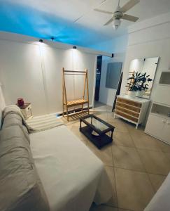a living room with a couch and a ceiling fan at Casa Rocamora - Victoria Entre Ríos in Victoria +5 photos
