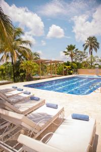 una piscina con sedie a sdraio e una piscina di Amaranthus Renaissance a Doradal