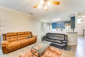 un salon avec un canapé et une table dans l'établissement DFW Sports Hub Home with Pool and Hot Tub in Frisco!, à Frisco