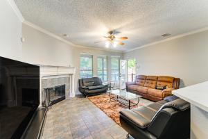 un salon avec un canapé et une cheminée dans l'établissement DFW Sports Hub Home with Pool and Hot Tub in Frisco!, à Frisco