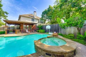 une piscine dans une cour à côté d'une maison dans l'établissement DFW Sports Hub Home with Pool and Hot Tub in Frisco!, à Frisco