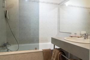 un bagno con doccia e lavandino di Logis Auberge Saint Thégonnec & son Restaurant a Saint-Thégonnec