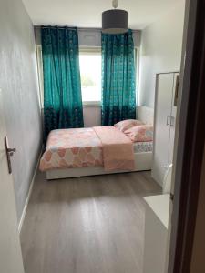 Ένα ή περισσότερα κρεβάτια σε δωμάτιο στο Chambre meublé chez l'habitan