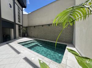 a swimming pool in the courtyard of a house at Capybara Hostel Boutique - Villavicencio in Villavicencio