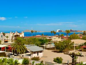 a view of a city with the ocean in the background at Hospedaje Mulege in Puerto Peñasco